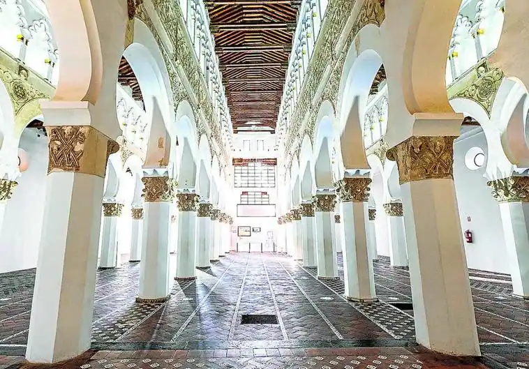 La sinagoga de Santa María la Blanca de Toledo destaca por la belleza de sus 32 pilastras, muestra de riqueza arquitectónica y ornamental. E.C