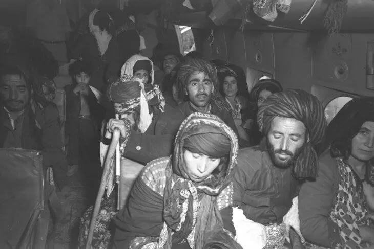 Inmigrantes de Irak poco después de aterrizar en el aeropuerto Lod, verano de 1951 (Teddy Brauner, GPO)