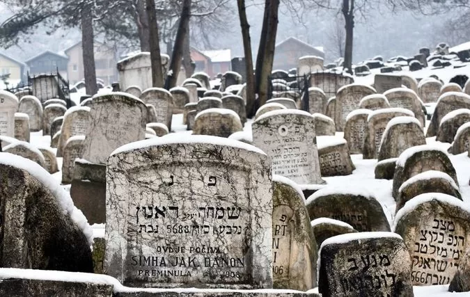 Lápidas antiguas en el cementerio judío de Sarajevo. Imagen de Getty Images