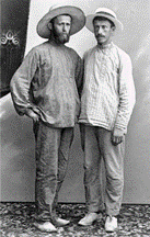 Shmuel Yavnieli (derecha) con un amigo, década de 1910, la Red de Archivos de Israel, accesible gracias a los esfuerzos del Archivo Yad Ben Zvi, el Ministerio de Jerusalén y Patrimonio y la Biblioteca Nacional de Israel