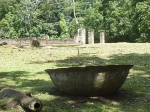 Canon y panel de azúcar de evaporación con la ruina de la sinagoga Beraha VeSalom al fondo