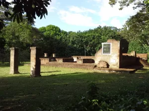 Ruina de la fachada occidental de la sinagoga Beraha VeSalom