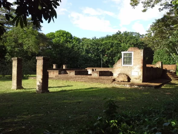 Ruina de la fachada occidental de la sinagoga Beraha VeSalom