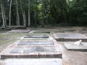 Tumbas preservadas del Cementerio Beth Haim Jodensavanne