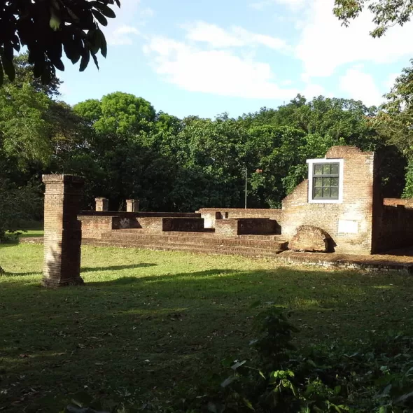 Ruinas de la fachada occidental de la sinagoga Beraha VeSalom © Fundación Jodensavanne