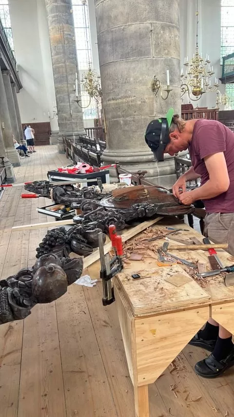 Restauración de ornamentación de madera, Sinagoga Portuguesa de Ámsterdam. Foto de : Pol Bruijs/Barrio Cultural Judío