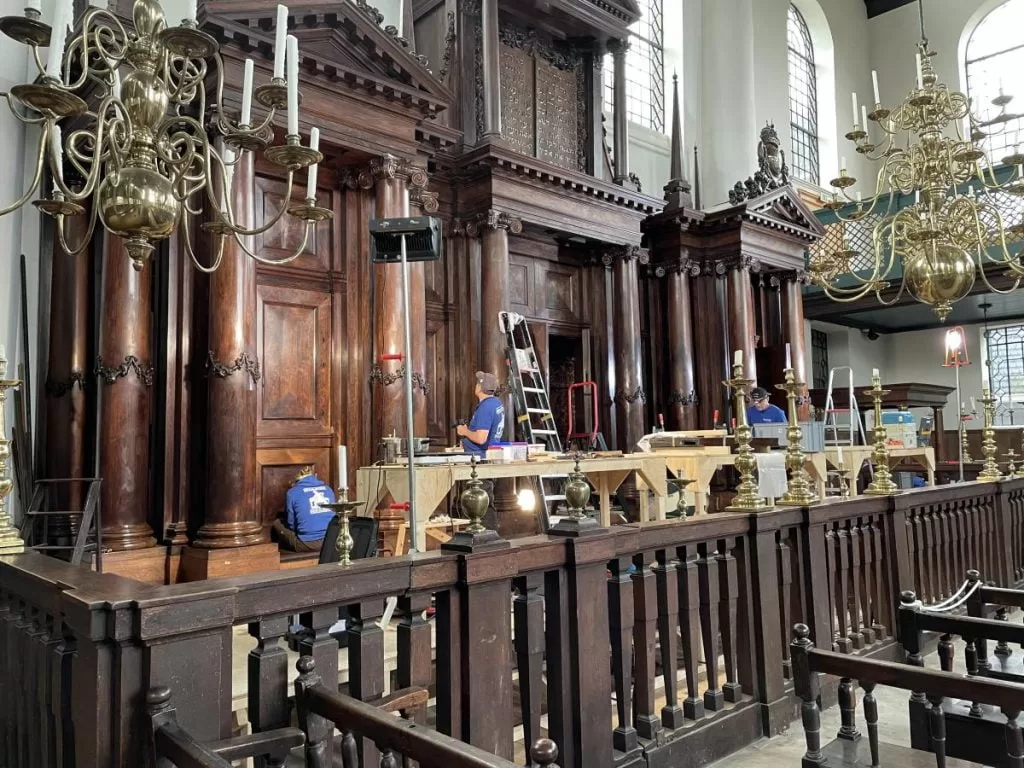 Los restauradores trabajan en el Arca de la Sinagoga Portuguesa de Ámsterdam. Foto de : Barrio Cultural Judío