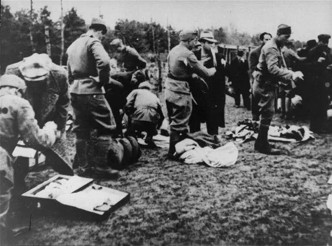 Ustaše confisca las pertenencias de los prisioneros en el campo de concentración de Jasenovac