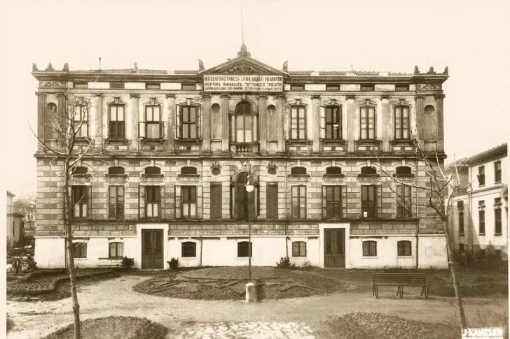 El hospital judío OR AHAYIM (Luz de la Vida), en el distrito Balat de Estambul, fue fundado en 1898 por miembros ricos de la comunidad judía. En 1920 se añadieron nuevas alas gracias a la donación de Elly Kadoorie, un hombre de negocios de Bagdad. Se puede observar la inscripción en letras latinas MUSEVI HASTANESI (Hospital Judío) y el nombre del donante KADURI.