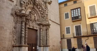 Dani Rotstein, señalando, explica a los turistas alemanes sobre una iglesia que solía ser una sinagoga en Palma de Mallorca, España, el 11 de febrero de 2019. (crédito de la foto: CNAAN LIPHSHIZ/JTA)