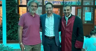 De izquierda a derecha: el presidente de la comunidad judía turca, Ishak Ibrahimzadeh, Ethan Marcus y el rabino Naftali Haleva en la sinagoga Ortakoy de Estambul durante una gira de jóvenes profesionales por la Turquía judía