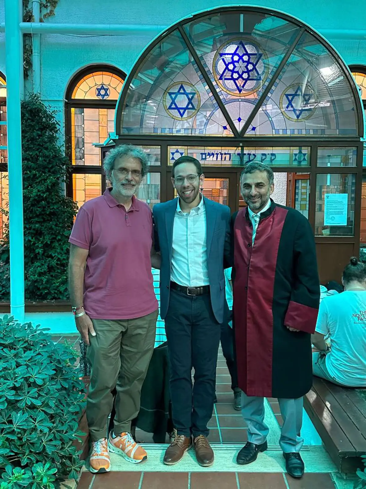 De izquierda a derecha: el presidente de la comunidad judía turca, Ishak Ibrahimzadeh, Ethan Marcus y el rabino Naftali Haleva en la sinagoga Ortakoy de Estambul durante una gira de jóvenes profesionales por la Turquía judía