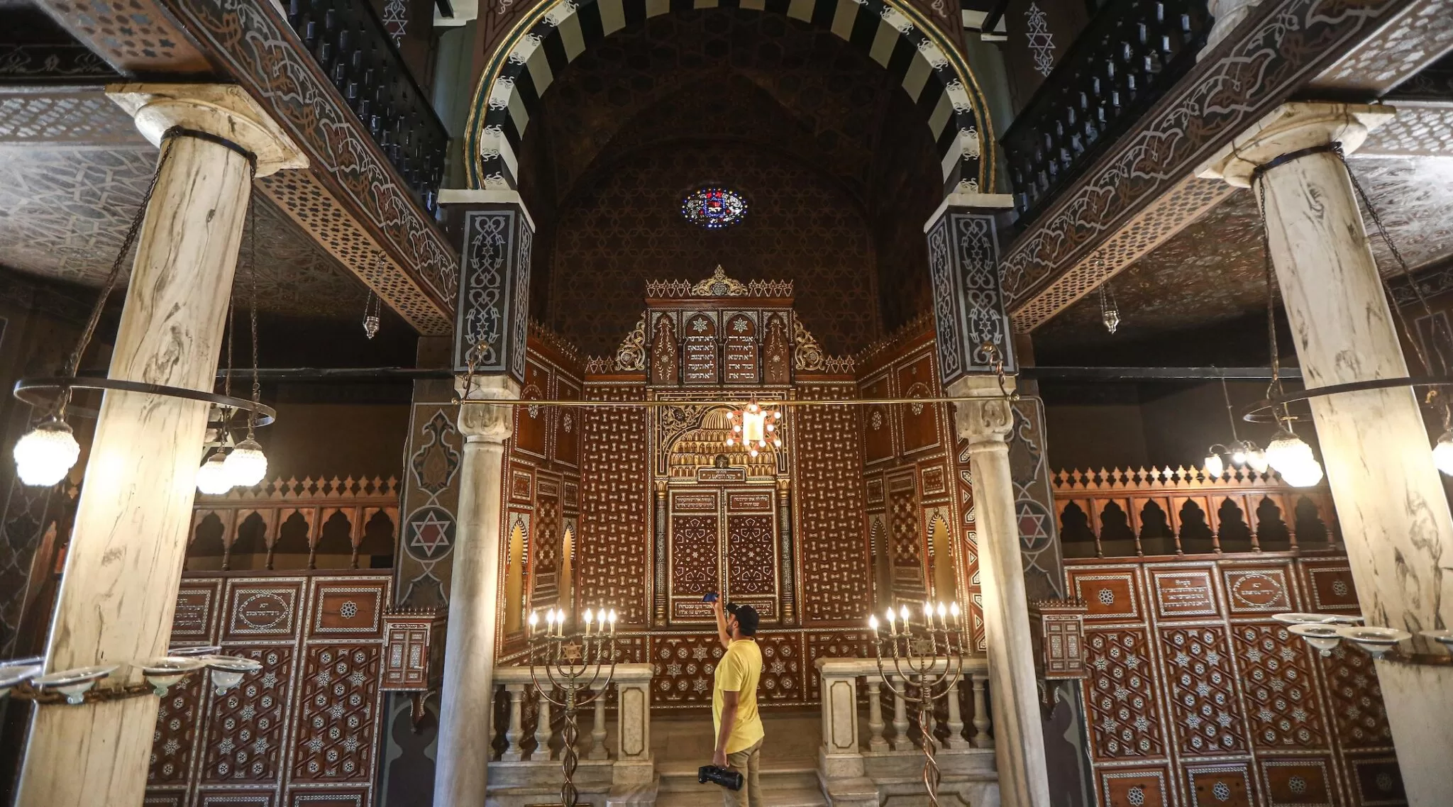 Un hombre toma fotografías dentro de la sinagoga judía Ben Ezra después de su restauración en El Cairo, el 1 de septiembre de 2023. (Ahmed Gomaa/Xinhua vía Getty Images)