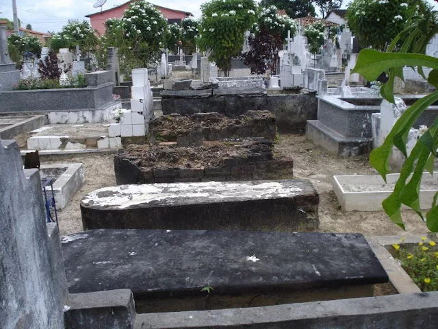 Las cuatro tumbas judías del cementerio de Bragança, completamente abandonadas. Sólo uno de ellos (el más cercano a la foto, tiene su piedra superior donde se puede leer: "Abraham Marrashe, nacido en septiembre de 1869 y muerto en marzo de 1912", foto de Salomão Larêdo