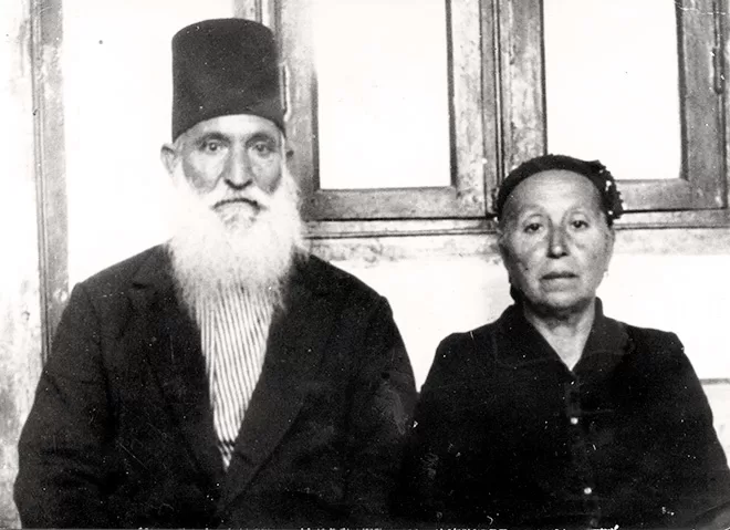 Mazal (hija de Shlomo Shimol) y su marido Nissim Elkayam, de Gaza. Nadav Mann, Bitmuna. De la colección de postales de Gera. Fuente de la colección: Dra. Shulamit Gera. Colección Nacional de Fotografía de la Familia Pritzker, Biblioteca Nacional de Israel