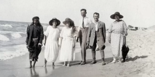 La playa de Gaza, 1924. Esta fotografía es parte del proyecto Archive Network Israel y está disponible como parte de una colaboración entre el Instituto Yad Yitzhak Ben-Zvi, el Ministerio de Jerusalén y Patrimonio de Israel y la Biblioteca Nacional de Israel.