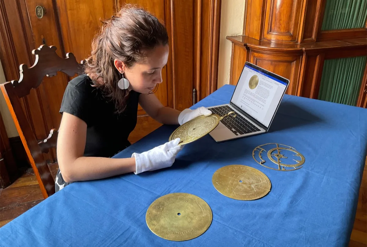 Federica Gigante examinando el astrolabio de Verona. CORTESÍA: FEDERICA GIGANTE