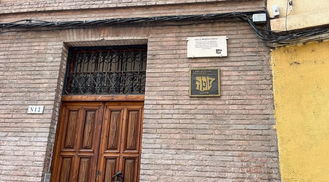 Una de las sinagogas históricas de León está marcada con una placa. Hoy en día no hay judíos viviendo en León. (Shira Li Bartov)