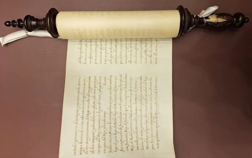 Un rollo de Esther, escrito a mano en español, Ámsterdam, 1684 , colecciones de la Biblioteca Nacional de Israel, fotografía de Shir Bram