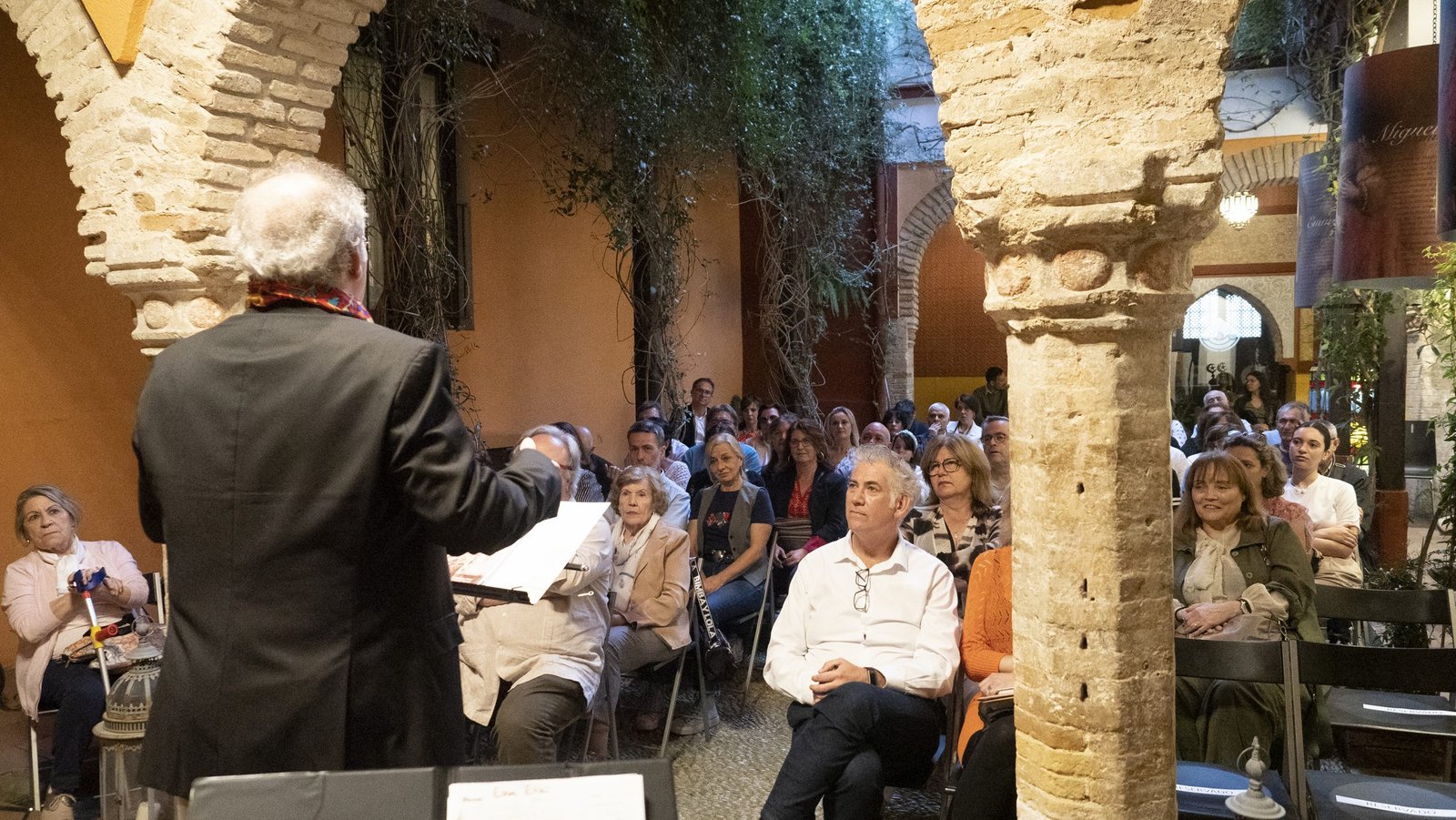 Sebastián de la Obra se dirige al público en la presentación del CD ¡Zajor Sefarad!