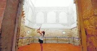 Mujer haciendo fotos dentro de la sinagoga más antigua de Córdoba VALERIO MERINO