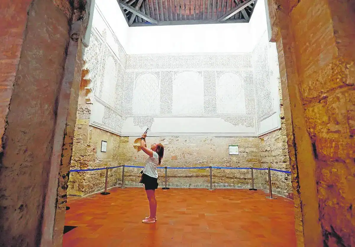 Mujer haciendo fotos dentro de la sinagoga más antigua de Córdoba VALERIO MERINO