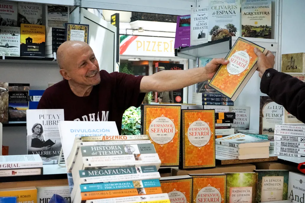 El escritor Manuel Gálvez, autor del primer libro de la historia escrito íntegramente en judeoespañol ‘El Espanyol sefardí’. EFE/ María Alonso