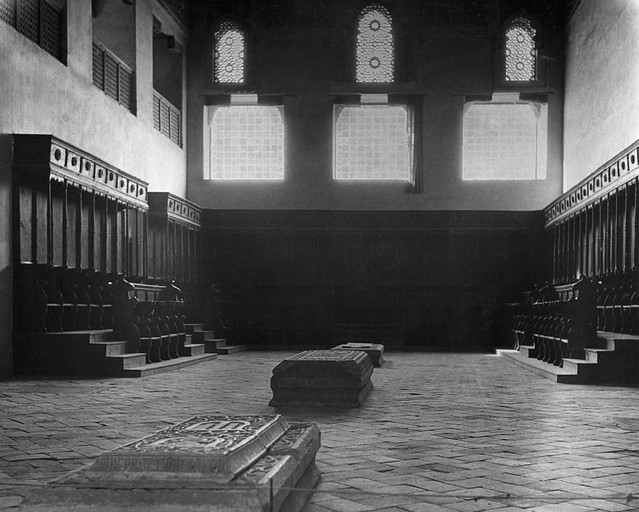 Sinagoga del Tránsito en 1935, fotografía de Abraham Pisarek, propiedad de AKG images, con las sepulturas y el coro aún instalado en la Gran Sala de Oración. Fuente: Toledo Olvidado en Flickr.com