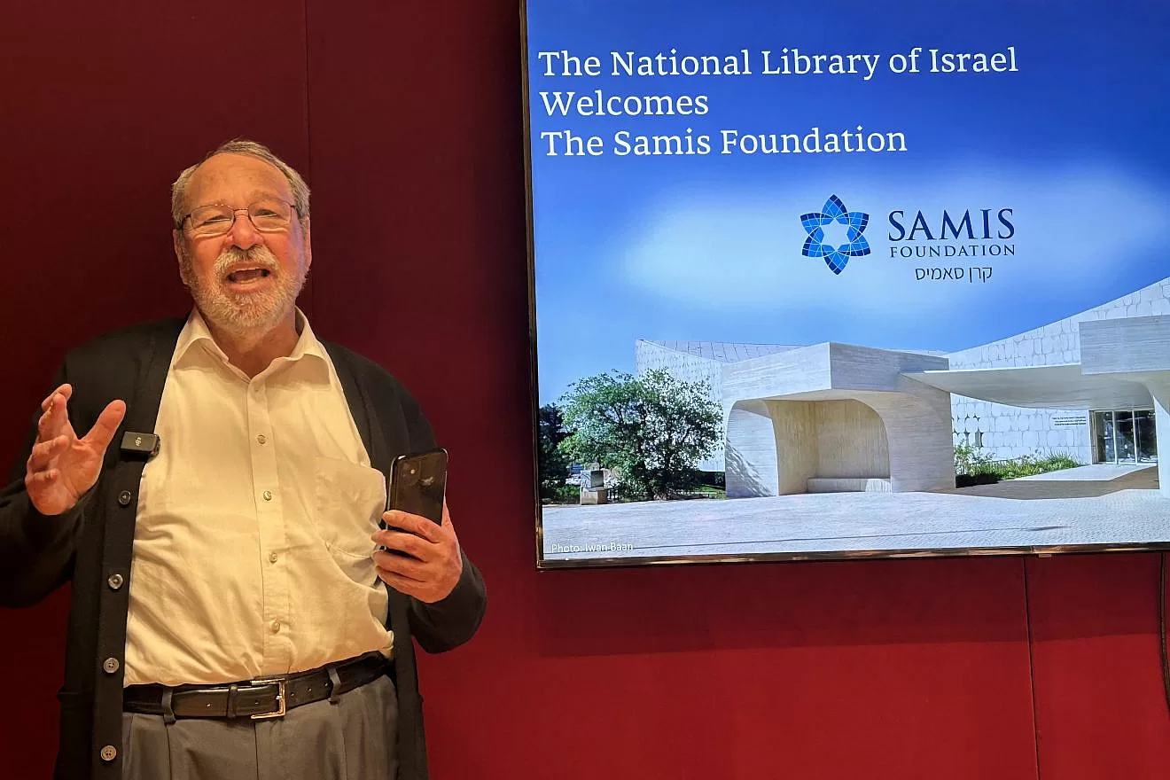 Eli Genauer, presidente de la junta directiva de la Fundación Samis, en la Biblioteca Nacional de Jerusalén, marzo de 2024. Foto de Judy Lash Balint.