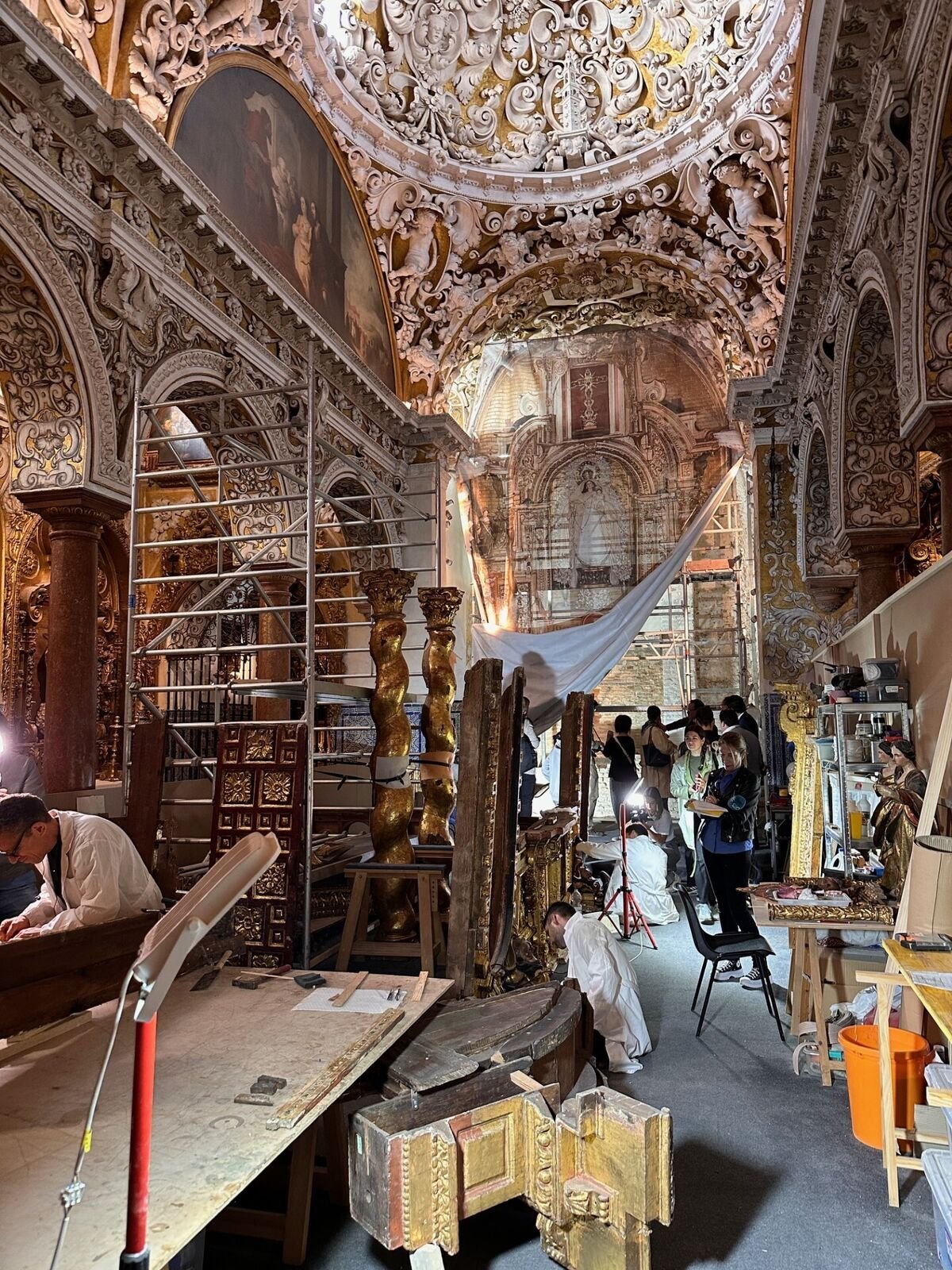 Los trabajos de restauración del retablo. / D. S.