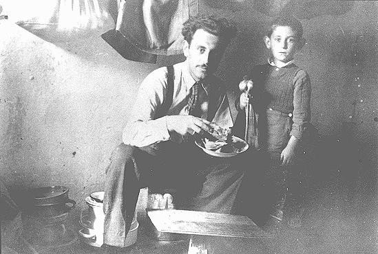 El Sr. Mandil y su hijo Gavra, judíos yugoslavos, mientras estaban escondidos. La familia Mandil escapó a Albania en 1942. Después de la ocupación alemana en 1943, el aprendiz albanés de Mandil escondió a la familia, y todos sobrevivieron. Albania, entre 1942 y 1945.