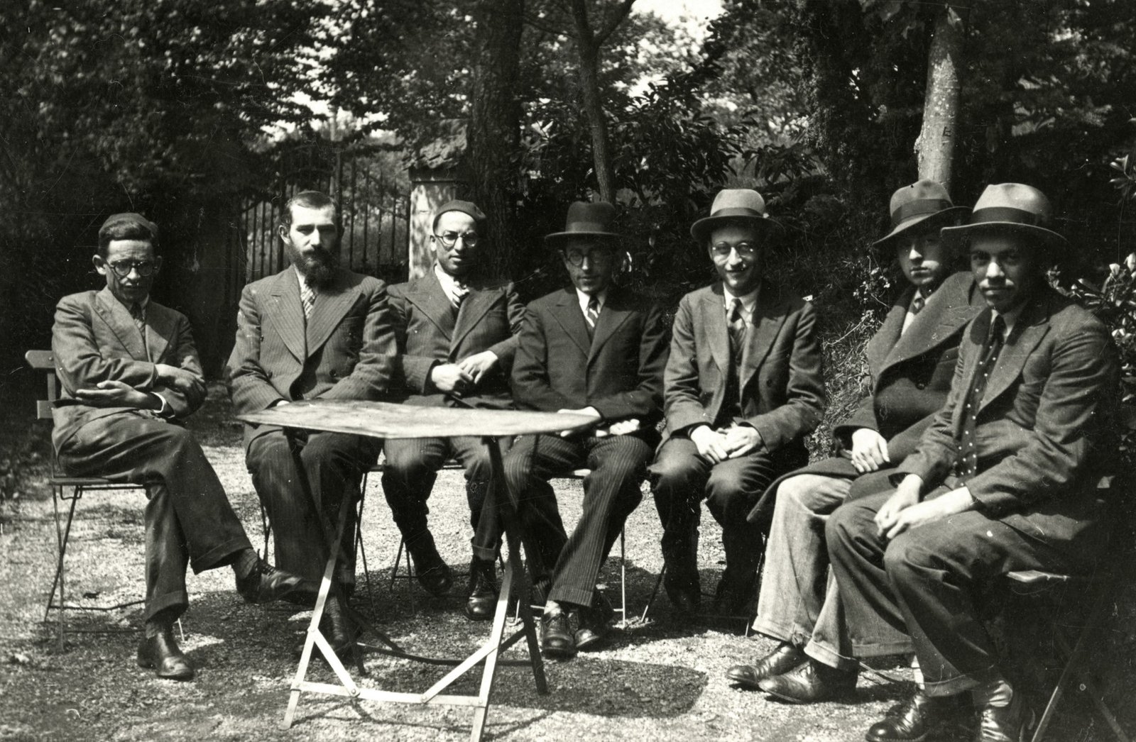 Retrato de grupo de estudiantes rabínicos o jóvenes rabinos [probablemente en Francia]. El rabino Moise Cassorla está sentado tercero desde la izquierda. Circa 1936 – 1940Crédito de la foto: Museo Conmemorativo del Holocausto de los Estados Unidos, cortesía de Danielle Cassorla