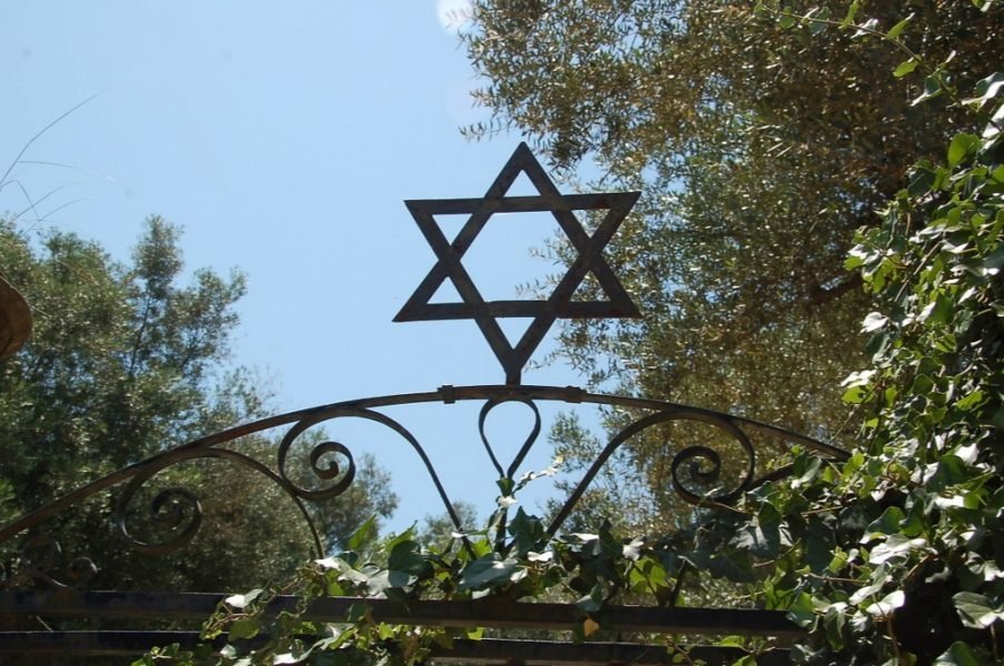 La estrella de David sobre la puerta del cementerio judío de Zakynthos, fotografía de Robert Wallace