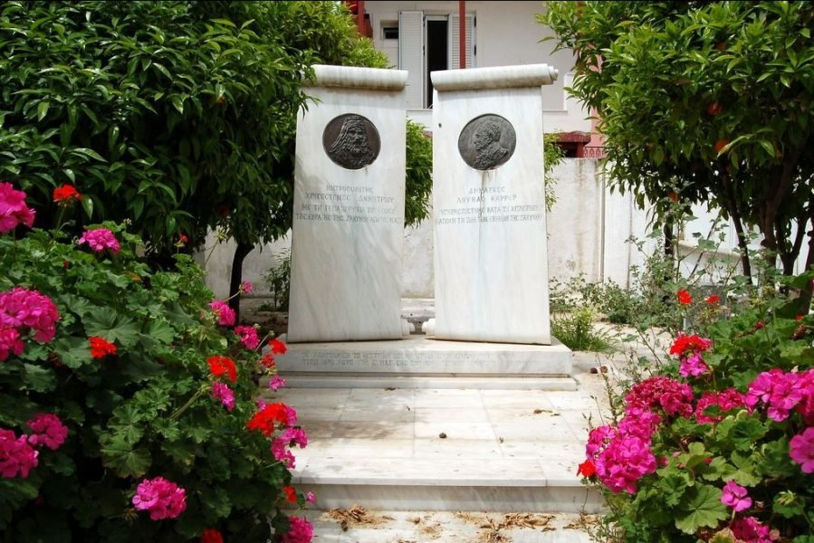 El monumento a Dimitrios Chrysostomos y Loukas Karrer, Zakynthos, foto de Robert Wallace