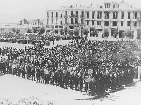 Registro para trabajos forzados en SalónicaUnos 7.000 hombres judíos a los que se ordenó registrarse para  trabajos forzados  se reúnen en la Plaza de la Libertad en  Salónica , ocupada por los alemanes. Salónica, Grecia, julio de 1942.
Museo Conmemorativo del Holocausto de Estados Unidos