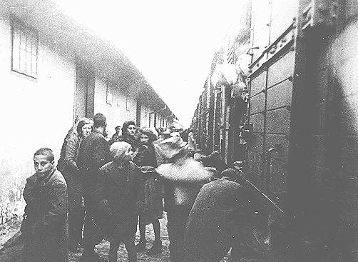 Los judíos macedonios se preparan para abordar un tren de deportación en Skopje. Skopje,  Yugoslavia , marzo de 1943.