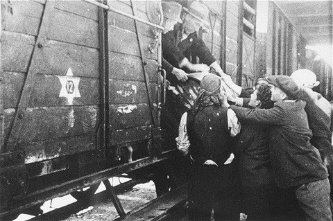 Los judíos cargan un barril de agua en un tren de deportación en Skopje. En marzo de 1943, los judíos de Macedonia fueron detenidos y reunidos en el Monopolio del Tabaco de Skopje, donde varios edificios habían sido convertidos en campos de tránsito. Las autoridades de ocupación búlgaras  los deportaron en tren al   centro de exterminio de Treblinka . Skopje,  Yugoslavia , marzo de 1943. Crédito de la imagen: Museo Conmemorativo del Holocausto de los Estados Unidos.