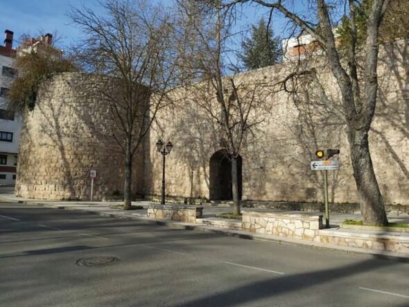 Puerta o acceso Judío ■ Cubo de Doña Lambra y puerta suroccidental del antiguo «castielo de los iudios», Burgos. Grabado de: (Gil Gavilondo 1913).