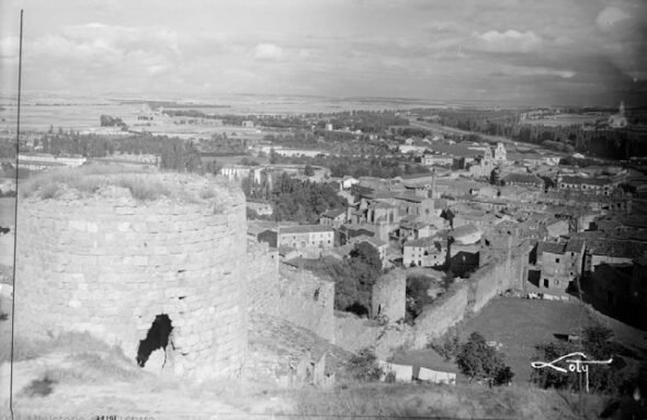 Primera Muralla ■ La investigación determina también el trazado que tuvo la muralla primigenia, al menos, del siglo X, de la ciudad, apoyándose en fuentes documentales históricas asi como en estudios arqueológicos desarrollados hace algunos años, alguno de los cuales permanecía inédito, favoreciendo así la comprensión del desarrollo urbano de la ciudad medieval.