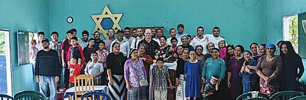 LOS MILGROMS se encuentran en el centro de esta foto grupal tomada con las dos comunidades emergentes de El Salvador, en Barra Salada.