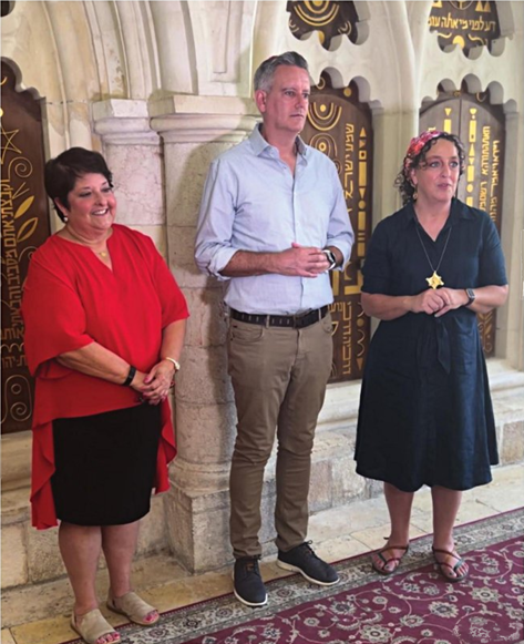 (de izq. a der.) Genie Milgrom, la presidenta de Reconectar, Ashley Perry, y Drora Arussy, de la organización Unity Through Diversity, presentan el Certificado de Ascendencia Sefardí en un evento en las Cuatro Sinagogas Sefardíes en Jerusalén, en 2022.