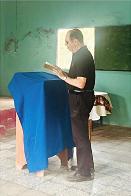 MICHAEL MILGROM dirige el servicio en la Sinagoga de la Comunidad Emergente en Barra Salada, El Salvador.