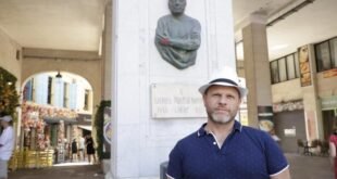 Imagen de Dani Rotstein junto al busto del periodista 'xueta' Gabriel Fuster Mayans. | M. À. Cañellas -