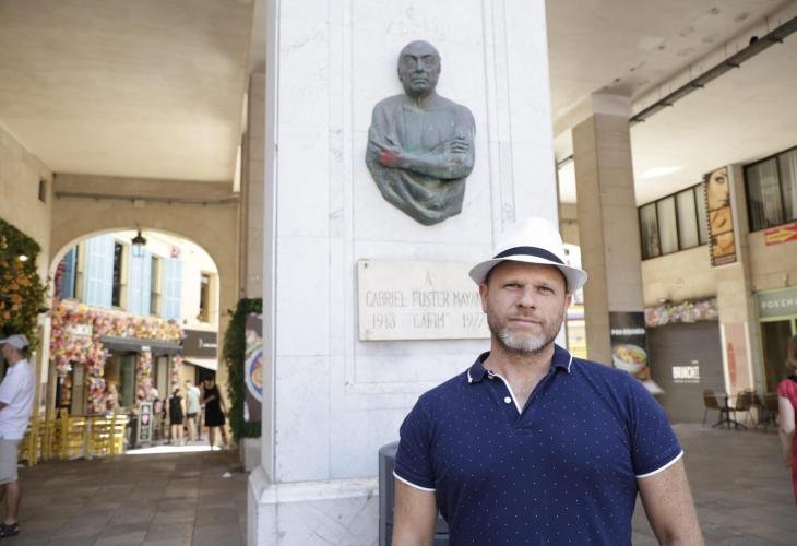 Imagen de Dani Rotstein junto al busto del periodista 'xueta' Gabriel Fuster Mayans. | M. À. Cañellas -