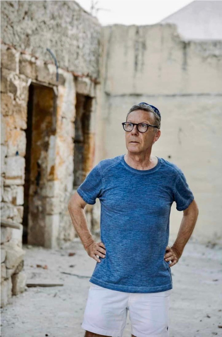 El periodista italiano Giuseppe Giannotti, de 70 años, frente a su antigua casa familiar en Rodas el 17 de julio. LOUIZA VRADI PARA M LE MAGAZINE DU MONDE