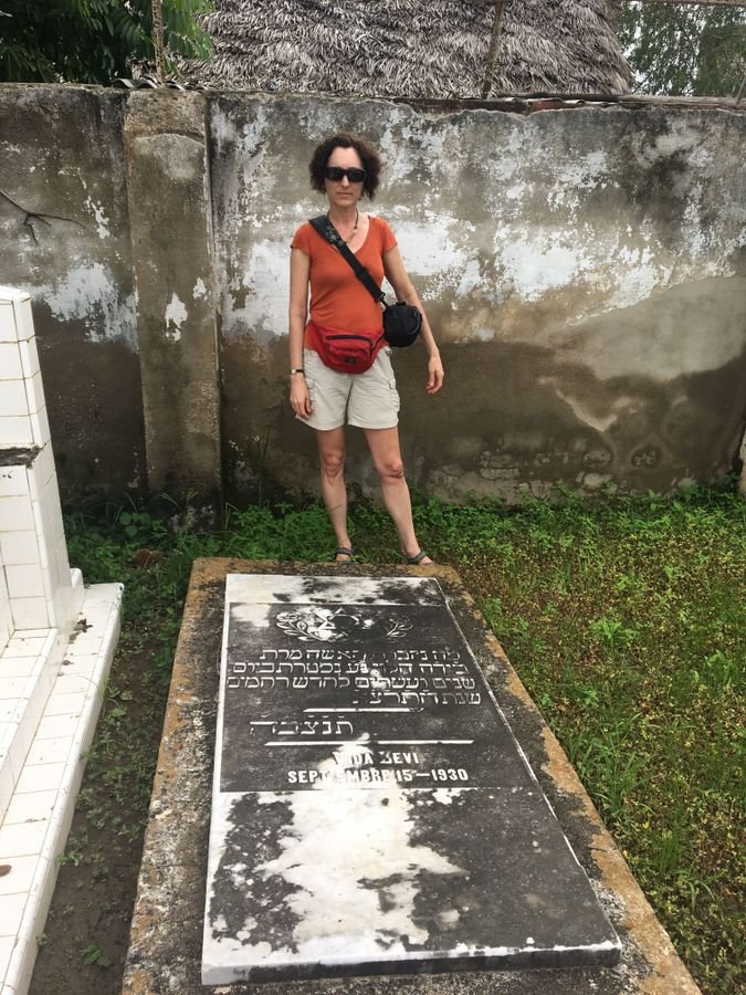 Yael Levy en la tumba de su bisabuela, Vida Levy. Imagen de Yael Levy