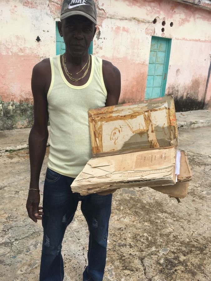 El cuidador del cementerio Chevet Achim de La Habana con su lista de tumbas. Imagen de Yael Levy