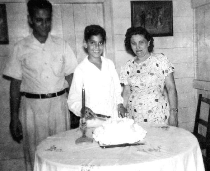 Enrique Levy celebrando su cumpleaños con sus padres. Imagen de Yael Levy