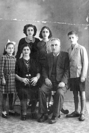 Nissim y Rachel Hasson con sus hijos, Fanny, Bellina, Fortuna y Haim. Rhodes, alrededor de 1935