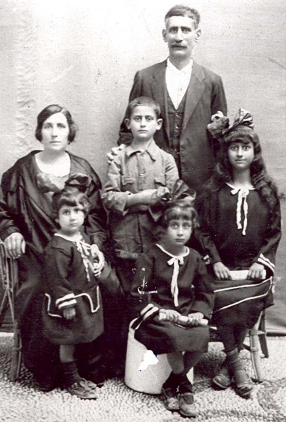 Ruben y Mazaltov Hasson con cuatro de sus hijos. Rhodes, hacia 1925